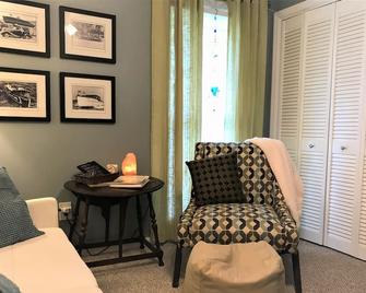 Relax In Your Own Private Suite In Charleston's James Island! - Charleston - Living room