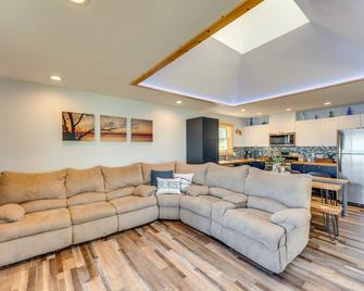 Waterfront Lodi Vacation Rental on Lake Wisconsin! - Lodi - Sala de estar