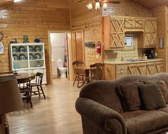 Pettit Mt. Ranch Log Cabin on Gated 36 acres near Pettit Bay and Tenkiller Lake - Park Hill - Living room