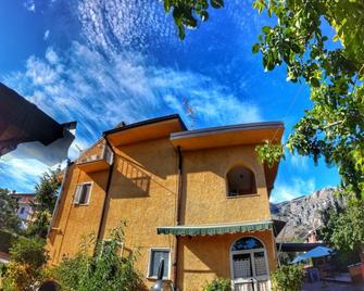 Bed and Breakfast Pieffe - Frascineto - Gebäude