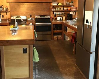 Fun Family Private Retreat with lighted Sports Court and Pool - Ocean View - Cocina