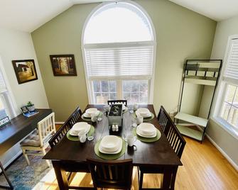 Cozy Country Stargazing Acre - Franklinton - Comedor