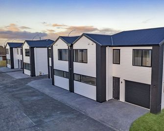 Delbrook Point - Hamilton - Building