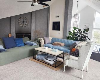 3000SF Beautiful A-Frame house with Mountain View - Sandy - Living room