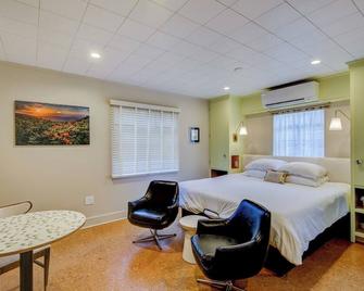 Historic Blue Ridge Tourist Court - King Deluxe (Pet Friendly) - Boone