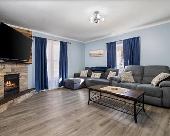 Cozy Home with indoor Pickleball, close to Crystal Mountain and snowmobiling - Honor - Living room