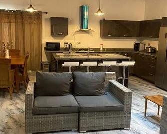 3 Bed Villa-Private Garden-Offstreetparking-Aircon - Kasoa - Kitchen