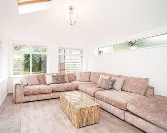 Rent My Spa Home With Pool Table, Hottub and Sauna - Chesterfield - Sala de estar