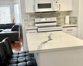 Fort McMurray Home - 4 Bedroom House: Perfect for Families & Business - Fort McMurray - Kitchen