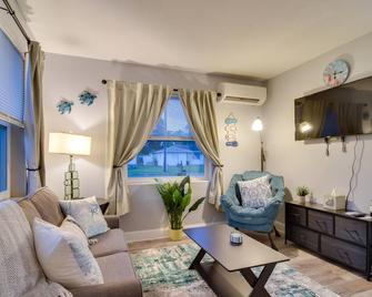 Largo Vacation Rental 5 Mi to Clearwater Beach! - Largo - Living room