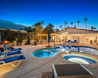 Gorgeous Spacious Villa in Palm Springs, sitting on half an acre! - Palm Springs - Pool