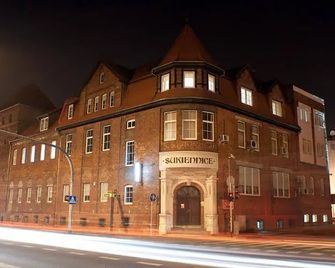 Hotel Sukiennice - Chojnice - Building