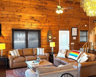 Log Cabin Home Fantastic Sunsets! Private Boat Ramp Big Water Fiber Wifi - Cordele - Huiskamer