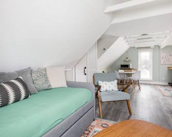 Modern Mid-Century Downtown Ac Walkable - Traverse City - Living room
