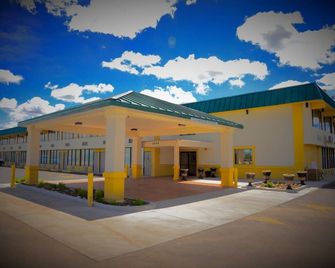 Howard Johnson by Wyndham Gillette - Gillette - Building