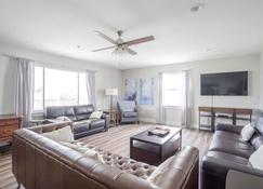 St James Place: A Cozy 3-Bedroom near the Ark! - Williamstown - Living room
