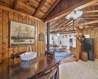 The Cozy Cabin brLakeview cabin in VERY desirable location - Greentown - Dining room