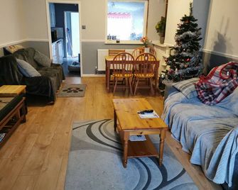 West Stret Retreat. Cozy 2 bedroom house near shops and train station. - Douvres - Salon