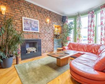 Comfy Home in Central Hamilton, nr. Glasgow, Scotland. Train Station 4 min Walk - Hamilton - Living room