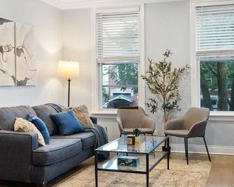 Stylish 2BR Urban Retreat in River West - שיקאגו - סלון