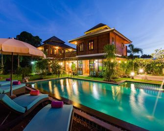 Lemon Tree Naturist Resort Naiharn Beach Phuket - עיירת פוקט - בריכה