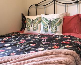 The Sunshine Cottage of Chagrin Falls: Monthly Rental + - Chagrin Falls - Bedroom
