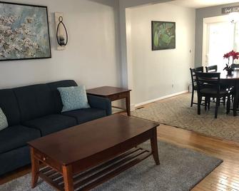 Cozy Comfortable Home Near Lakes, Parks And Downtown Sumter - Sumter - Living room