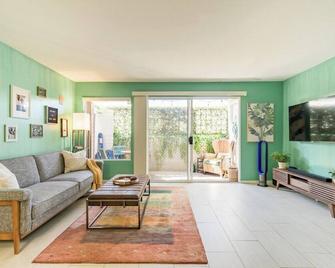 Retro Beachside Getaway//Steps Away From The Sand! - Capistrano Beach - Living room