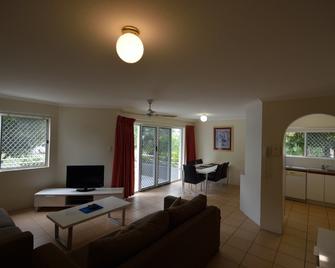 Aloha Lane Holiday Apartments - Main Beach - Living room