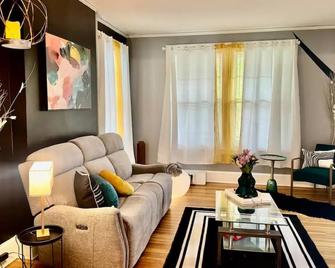 Charming 3-bedroom house with pool table - Albany - Living room