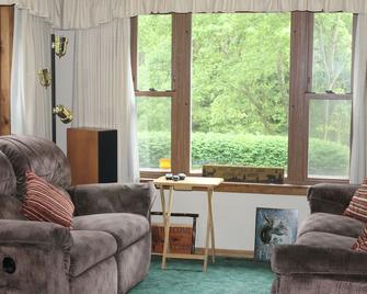 Charming, quiet, riverfront, scenic, private - Bedford - Living room