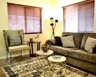 Modern 2 Bedroom Townhome, 1.5 Bathrooms, 1 Car Garage with Level 2 EV Charging - Loveland - Obývací pokoj
