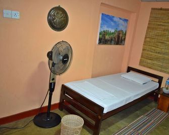 Elephant Lovers Inn - Pinnawala - Bedroom