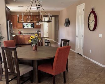 Dove Mountain Perserve, gated, dog friendly home. - Marana - Comedor