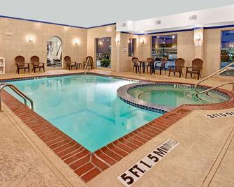 Baymont by Wyndham Decatur - Decatur - Piscina