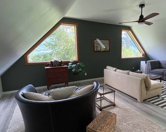 Secluded Retreat near Nelson & Castlegar with Fire Pit, 3 mins from the Beach! - Castlegar - Huiskamer