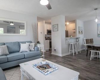 Seas the Day Cottage - Gulfport - Living room