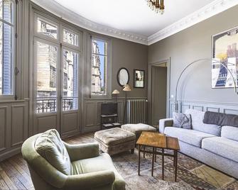 Au pied de la Cathédrale #vuemagique - Reims - Wohnzimmer