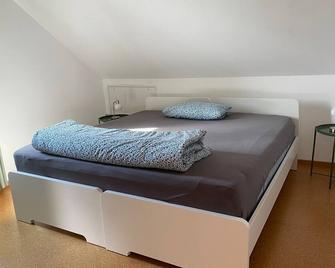 Rent a two room apartment in the district of Erding. - Erding - Bedroom