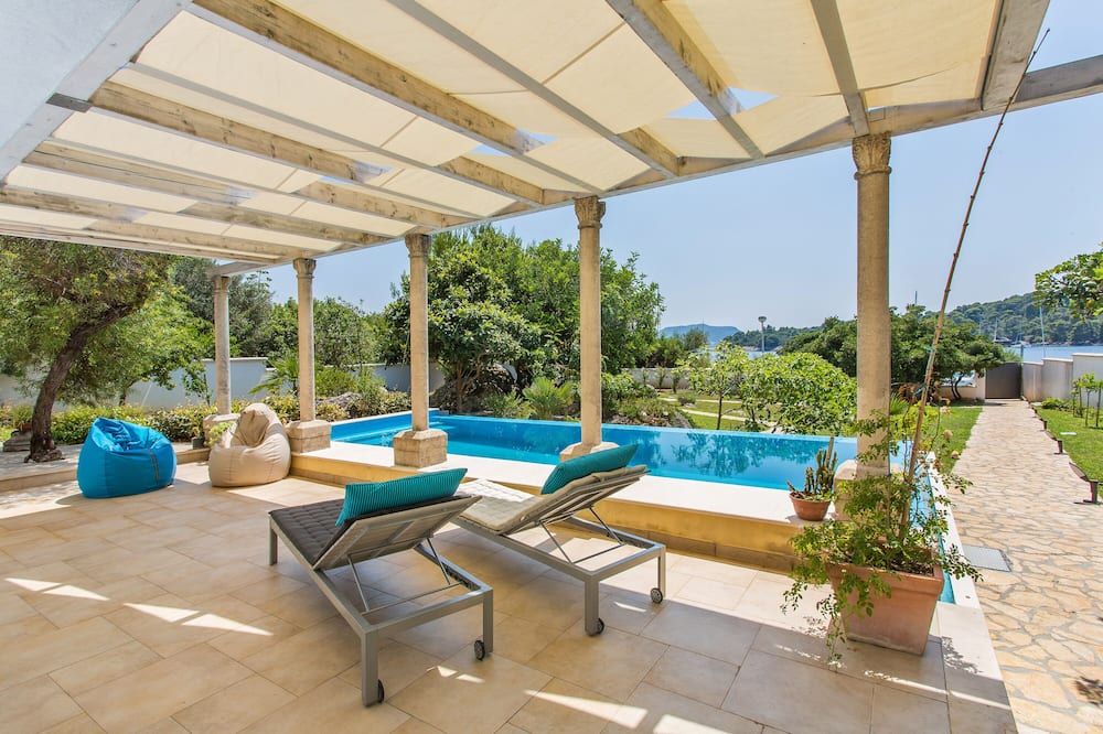 Stone-villa on the beach, pool, large garden, spacious rooms and best view - Sipan - בריכה