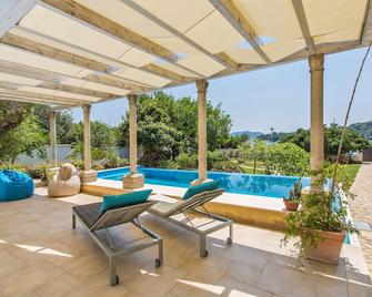 Stone-villa on the beach, pool, large garden, spacious rooms and best view - Sipan - Piscina