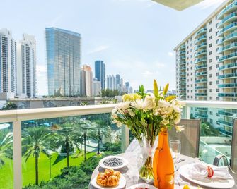 Spacious modern condo w/ ocean & park views | 150 Mbps Wi-Fi + Parking - Sunny Isles Beach - Balcony