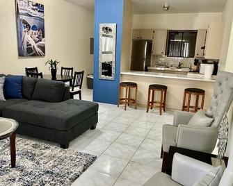 Beautiful 2/bedroom 2/Bathroom condo next to beach - Tamuning - Living room