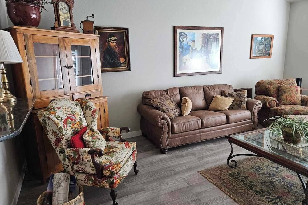 Quiet, newer construction town home near the walking path network in Sheridan. - Sheridan - Living room