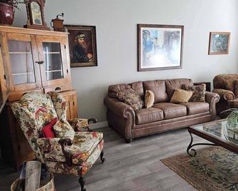 Quiet, newer construction town home near the walking path network in Sheridan. - Sheridan - Living room