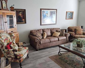 Quiet, newer construction town home near the walking path network in Sheridan. - Sheridan - Living room