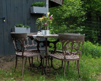 The Studio with a View. Bring your dog, too! - Brattleboro - Patio