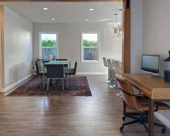 Spacious West La Home 3br/3bath Parking, Backyard - Los Ángeles
