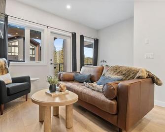 Opulent Ascent | Ski In/Out | Hot Tub/Sauna | Luxe - Panorama - Living room