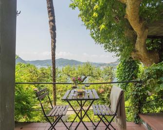 Simon's Apartment With Amazing View by Rent all Como - Blevio - Balcón